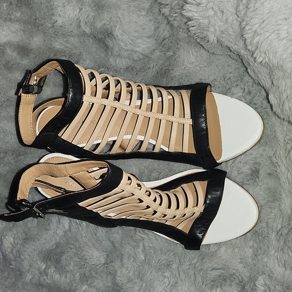 Calvin Klein (Nalo) S.10 Tan -White- Black Leather  Heels - Picture 4 of 12